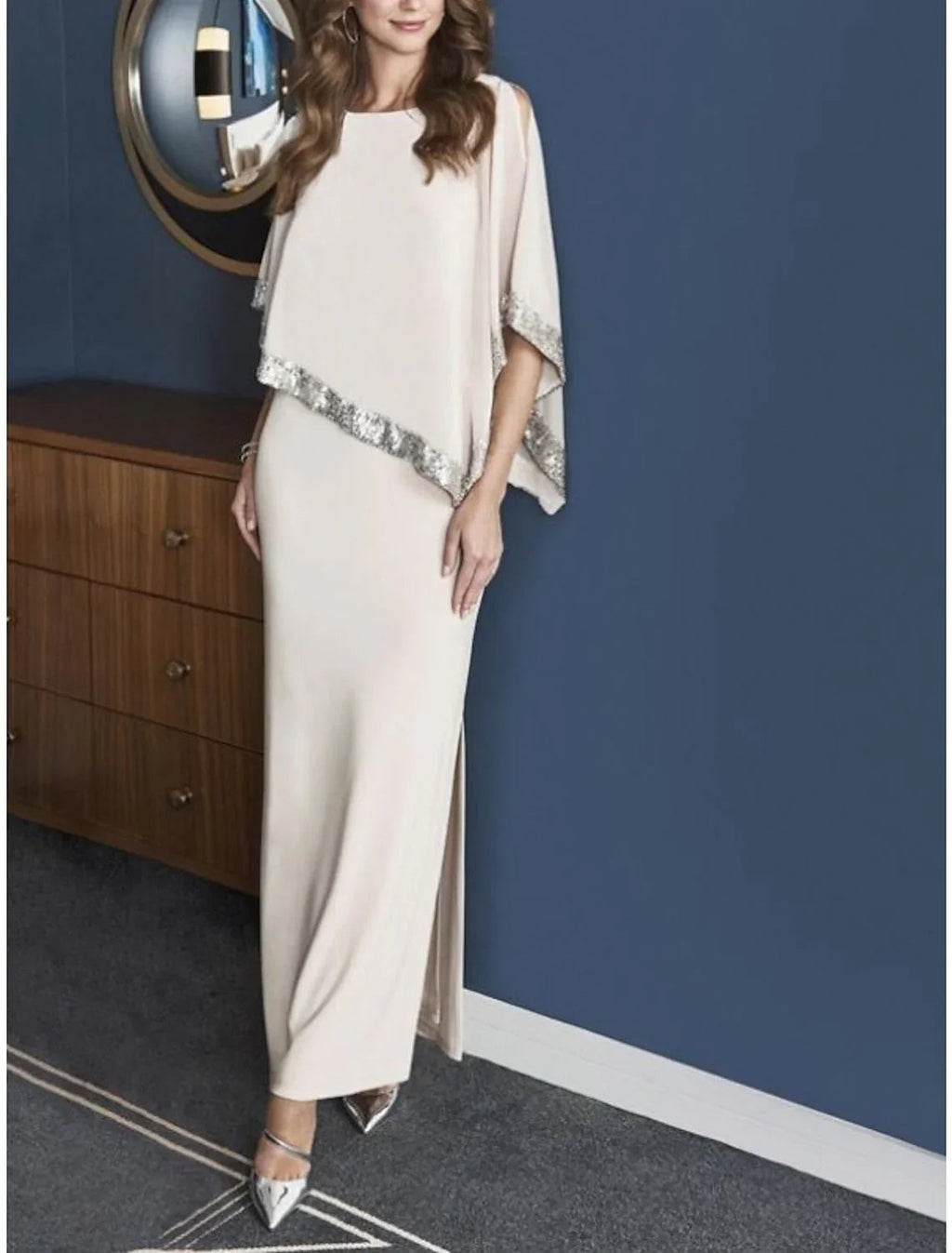 فساتين أم العروس برقبة مجوهرة على شكل عمود، بأكمام بطول ثلاثة أرباع وطول يصل للكاحل