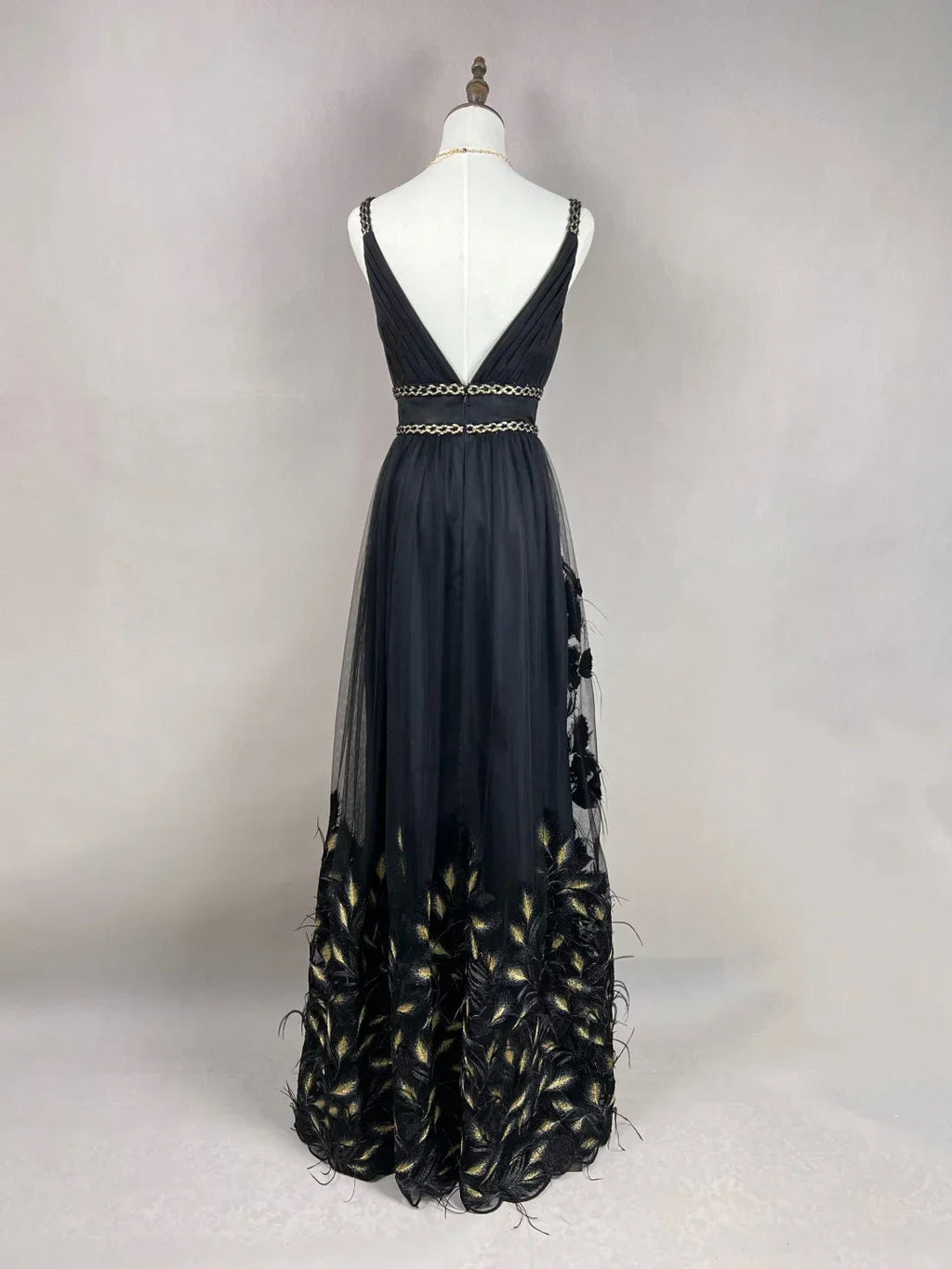 Splendido abito da sera nero in tulle con piume d'oro in seta a linea ad A, abito formale da ballo Y8652