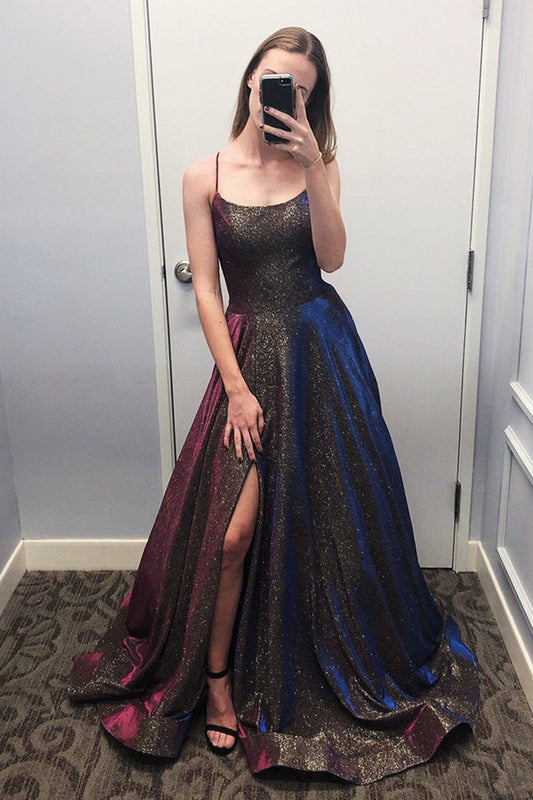 Vestido de fiesta brillante con escote redondo y tirantes finos, aberturas y bolsillos.