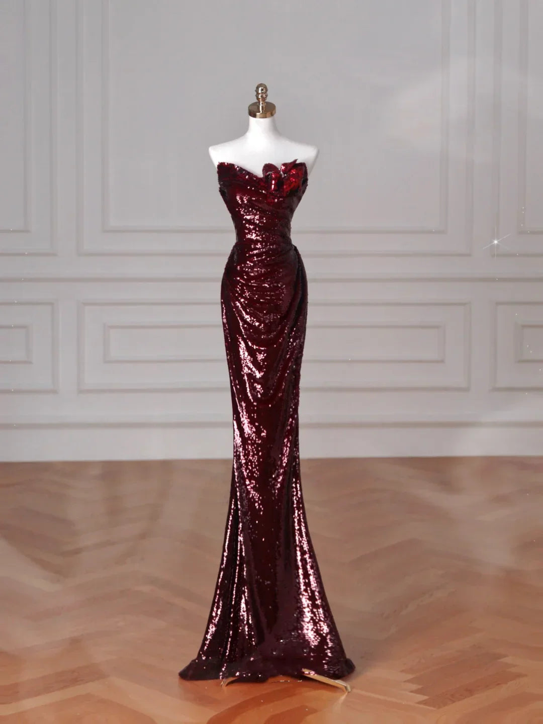 Incantevole abito da sera color bordeaux con paillettes, scollo a barca e gonna a sirena Y8639