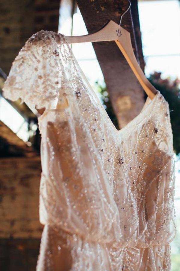Vestidos de novia brillantes, románticos, de corte A, escote en V, de gasa con cuentas.