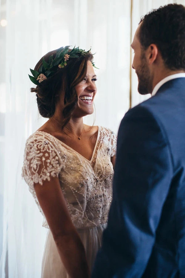 Vestidos de novia brillantes, románticos, de corte A, escote en V, de gasa con cuentas.