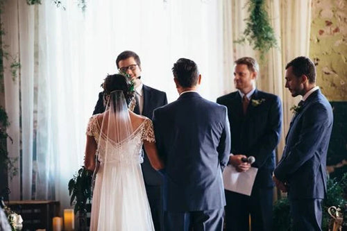 Vestidos de novia brillantes, románticos, de corte A, escote en V, de gasa con cuentas.