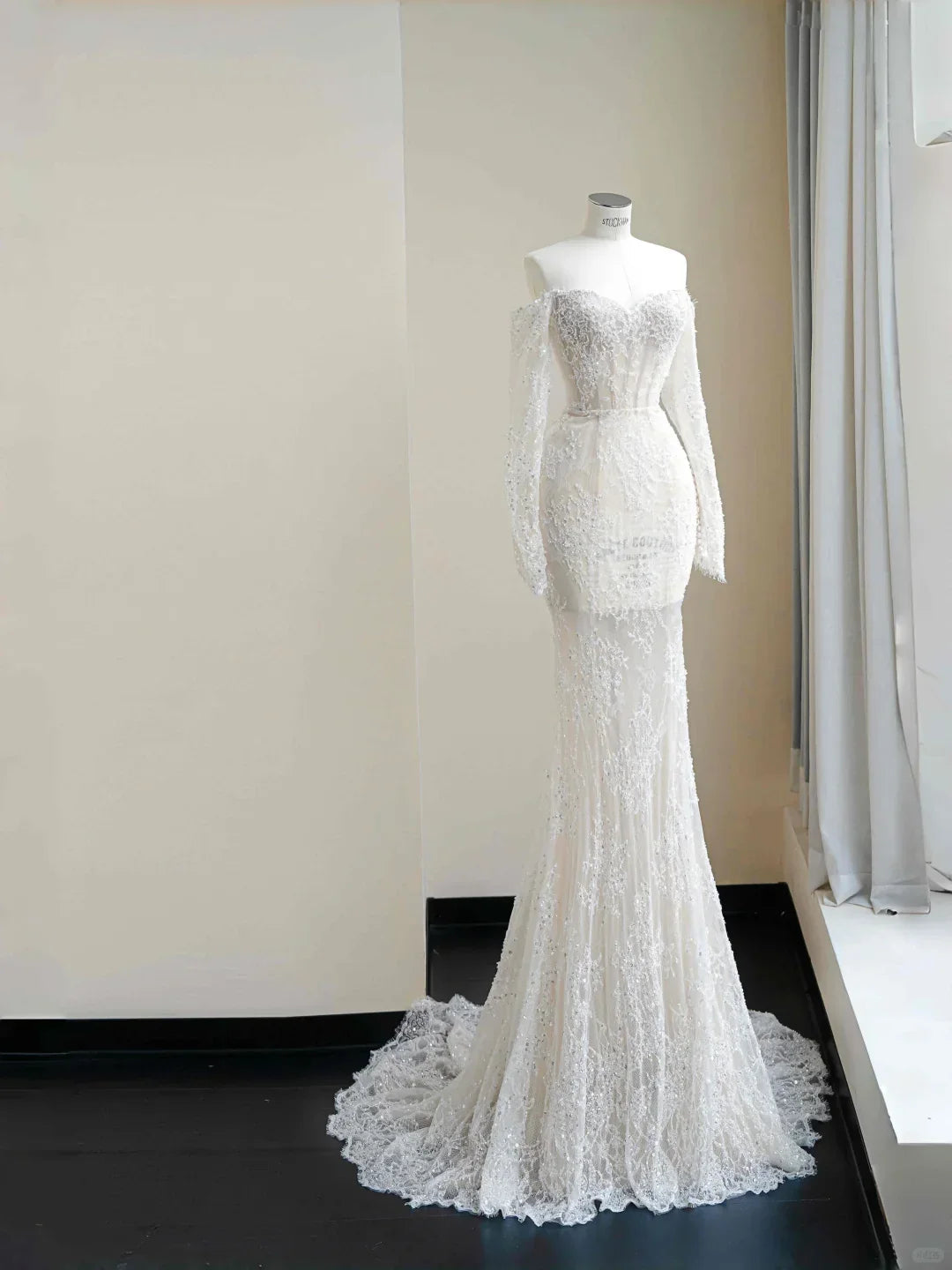 Abito da sera romantico bianco con applicazioni in pizzo, tulle e paillettes, modello sirena, scollatura a spalle scoperte Y8663