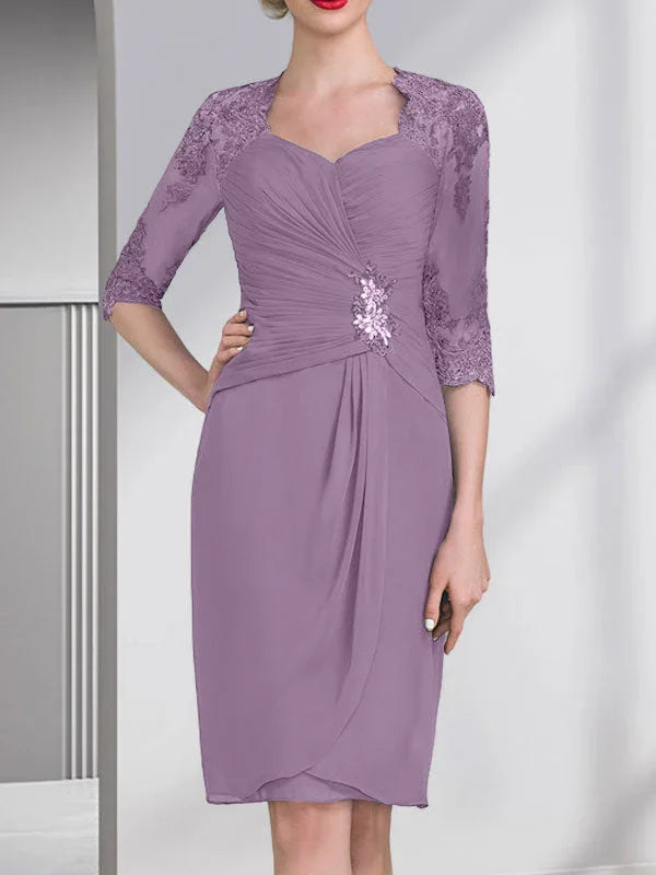 Robe de mère de la mariée en mousseline, longueur genou, coupe fourreau/colonne, ornée de perles, appliques en dentelle, paillettes et plis