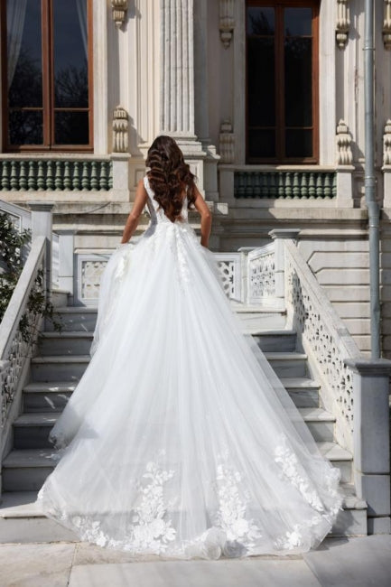 فستان زفاف بحري من الشيفون بياقة على شكل حرف V وتطريزات