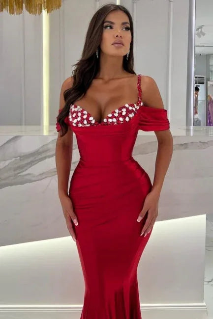 Abito da sera in raso rosso, a sirena, con spalline sottili, scollo a cuore, scollatura a barca e gonna lunga fino a terra con balze
