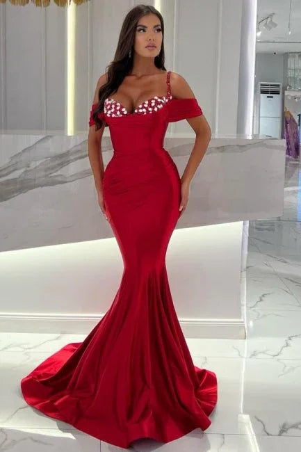 Abito da sera in raso rosso, a sirena, con spalline sottili, scollo a cuore, scollatura a barca e gonna lunga fino a terra con balze