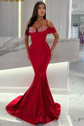 Abito da sera in raso rosso, a sirena, con spalline sottili, scollo a cuore, scollatura a barca e gonna lunga fino a terra con balze