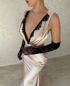 Vestido de cetim sem mangas com decote em V e renda, modelo Sereia
