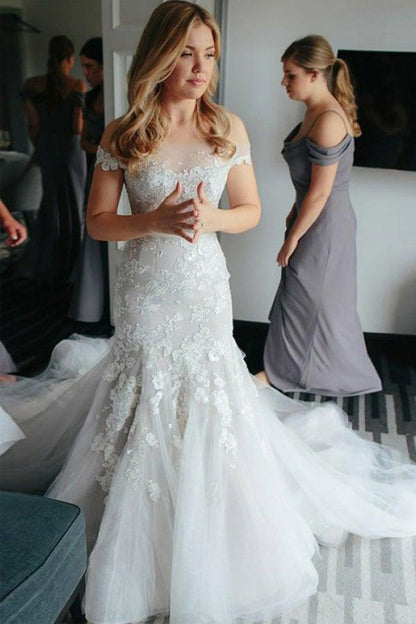 Meerjungfrau-Brautkleid mit schulterfreier Hofschleppe und Tüll