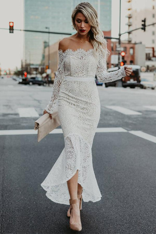 Vestido de novia de sirena con hombros descubiertos, encaje, corte alto y bajo, y mangas largas