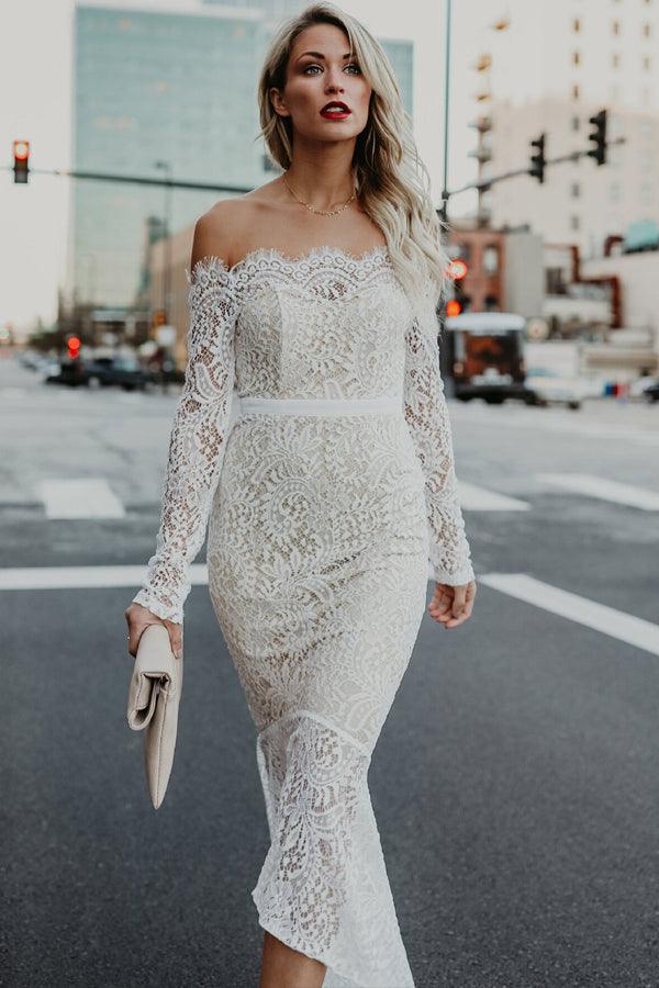 Vestido de novia de sirena con hombros descubiertos, encaje, corte alto y bajo, y mangas largas
