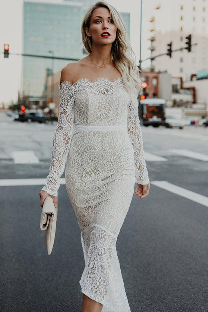 Vestido de novia de sirena con hombros descubiertos, encaje, corte alto y bajo, y mangas largas