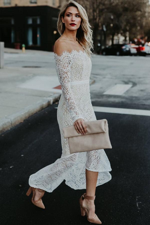 Vestido de novia de sirena con hombros descubiertos, encaje, corte alto y bajo, y mangas largas