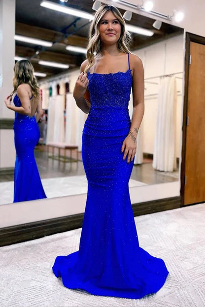 Vestido de fiesta de sirena con tirantes finos de satén y escote en V.
