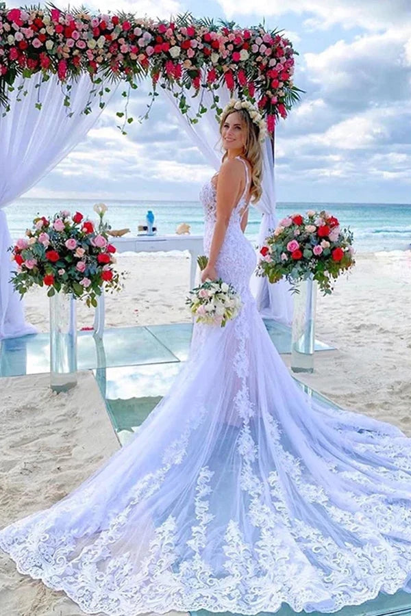 Vestido de novia de sirena con tirantes finos y encaje para playa