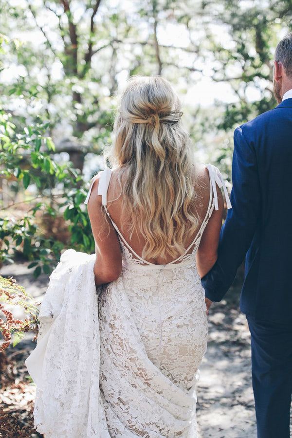 Meerjungfrau-Brautkleid aus Spitze mit V-Ausschnitt und Schleppe