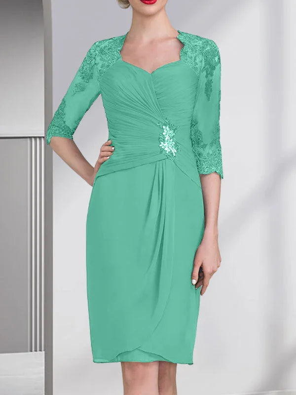 Robe de mère de la mariée en mousseline, longueur genou, coupe fourreau/colonne, ornée de perles, appliques en dentelle, paillettes et plis