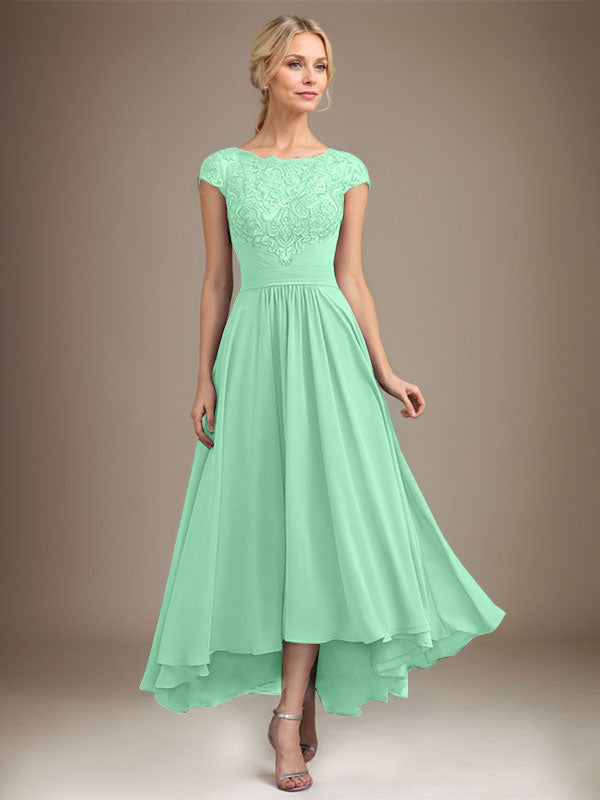 Robe de mère de la mariée en mousseline de soie à dentelle asymétrique illusion en décolleté arrondi et coupe en A avec plis