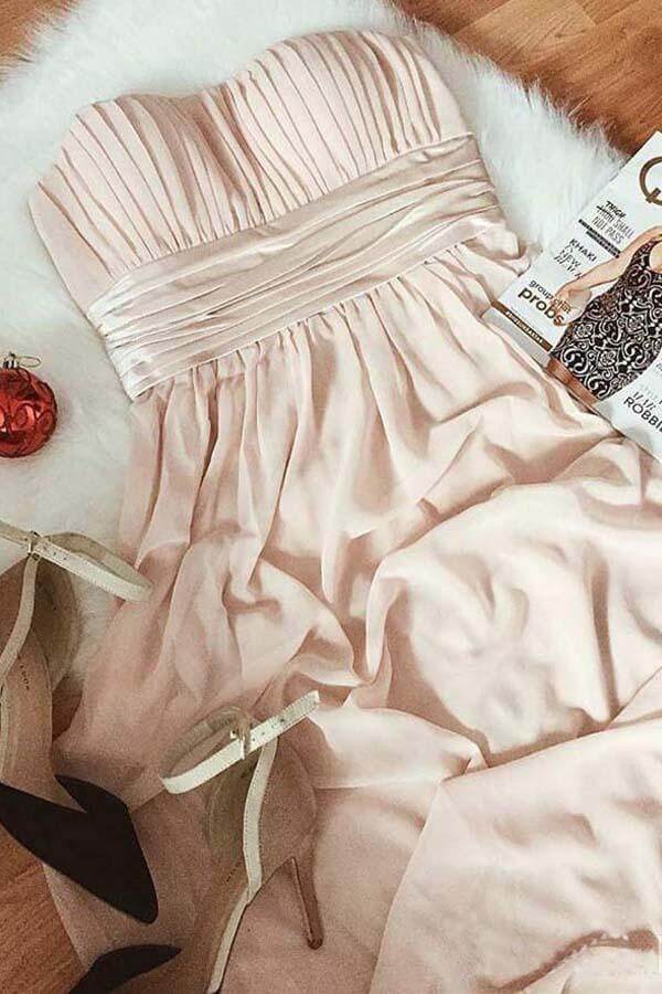 Abito da damigella modesto in chiffon, linea a trapezio, senza spalline, arricciato, lungo fino a terra