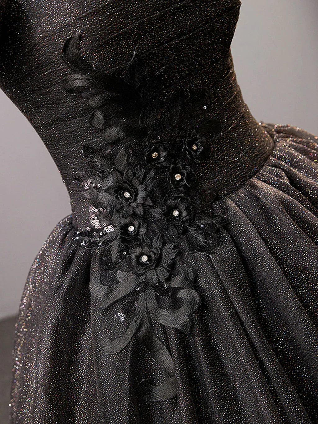 Abito lungo da sera nero lucido con scollo quadrato e tulle Y4386