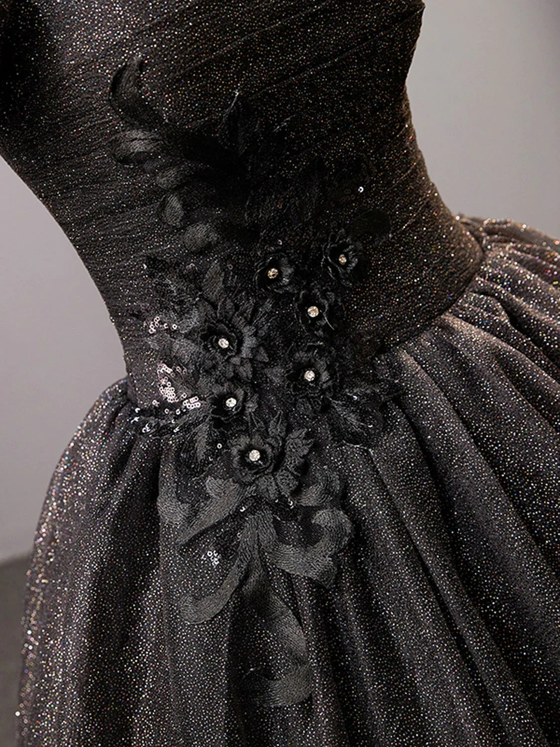 Abito lungo da sera nero lucido con scollo quadrato e tulle Y4386