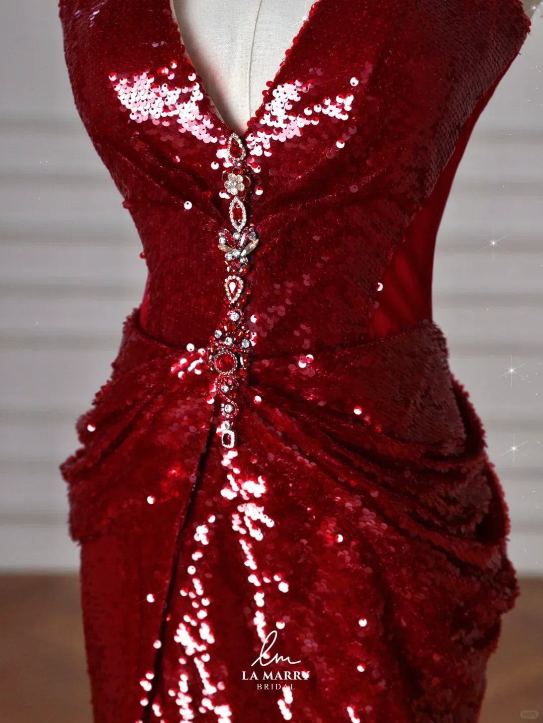 Abito da sera bordeaux con paillettes, scollo a V e allacciatura al collo, schiena scoperta, modello sirena Y8628