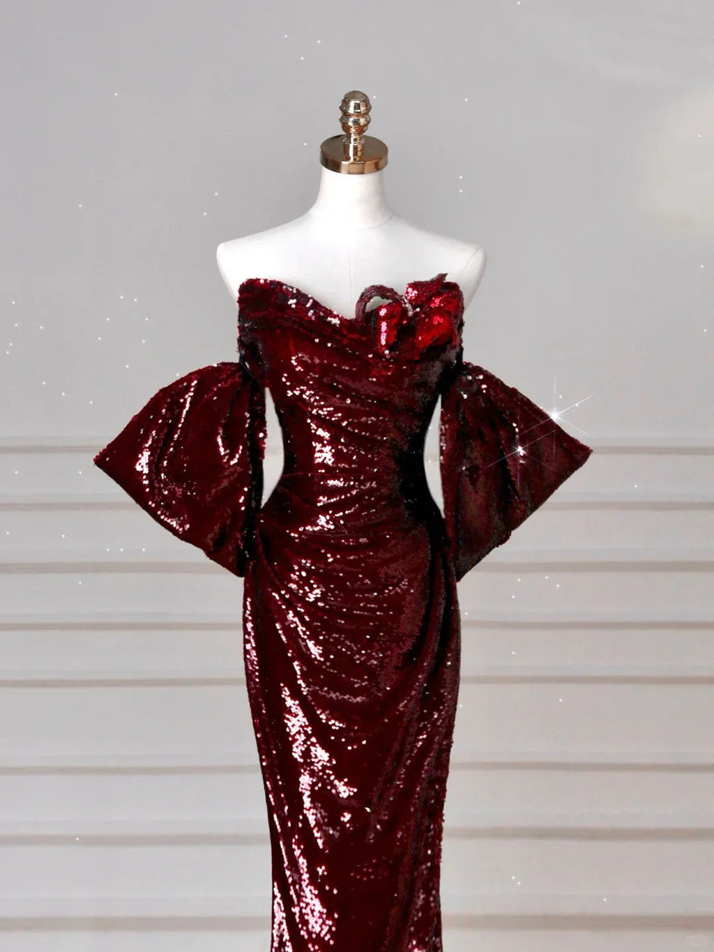 Incantevole abito da sera color bordeaux con paillettes, scollo a barca e gonna a sirena Y8639