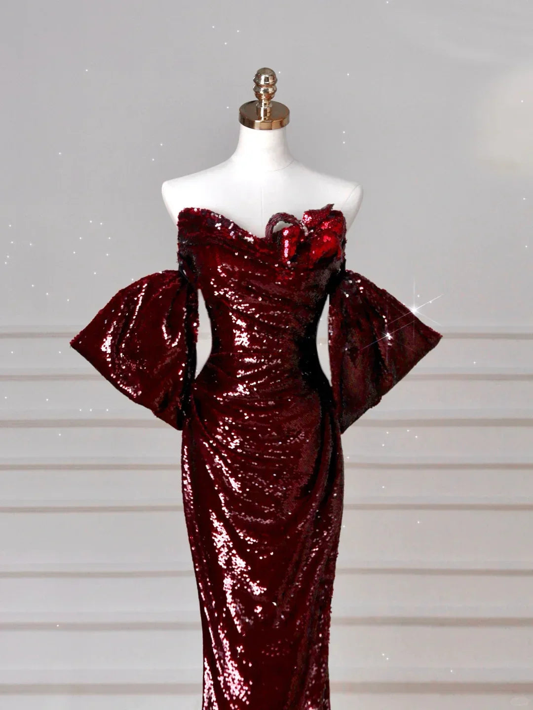 Incantevole abito da sera color bordeaux con paillettes, scollo a barca e gonna a sirena Y8639