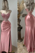 Vestido de Noite Rosa Bonito com Alças Finas em Forma de Coração, Aplicações Bordadas com Contas, Fenda, Modelo Sereia, Vestido de Baile Y8056
