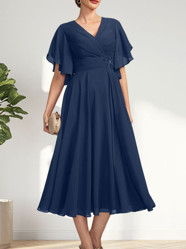 A-Linie, V-Ausschnitt, knielang, Chiffonkleid für die Brautmutter mit plissierten Perlen