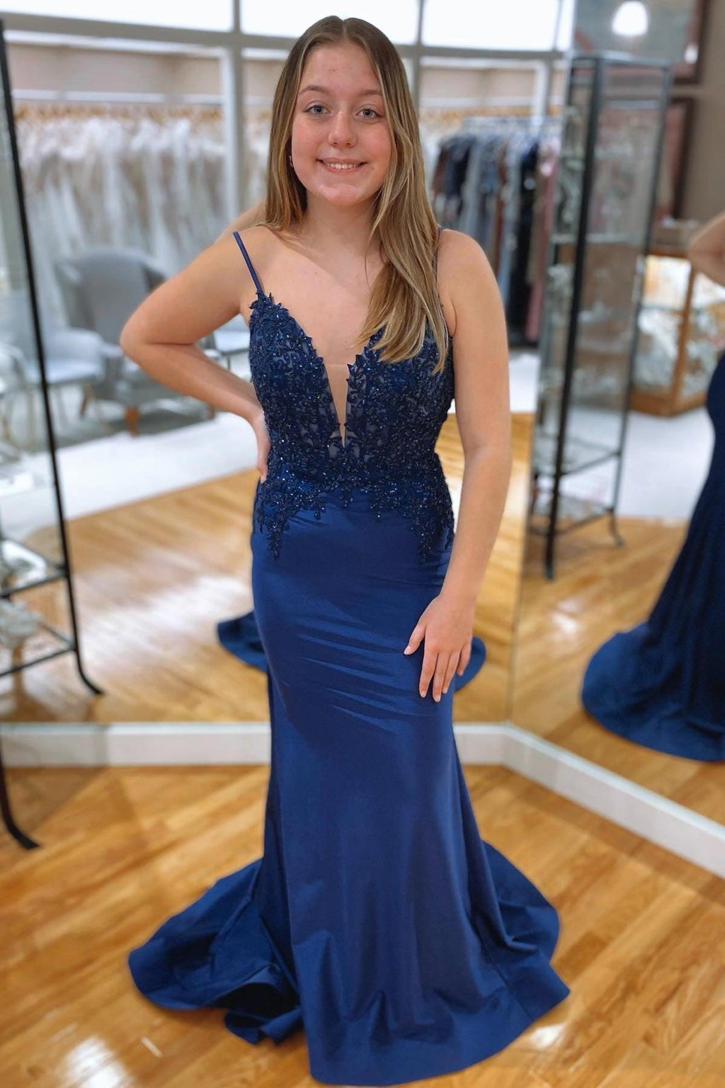Abito lungo da cerimonia con scollo a V e strass, colore sirena blu