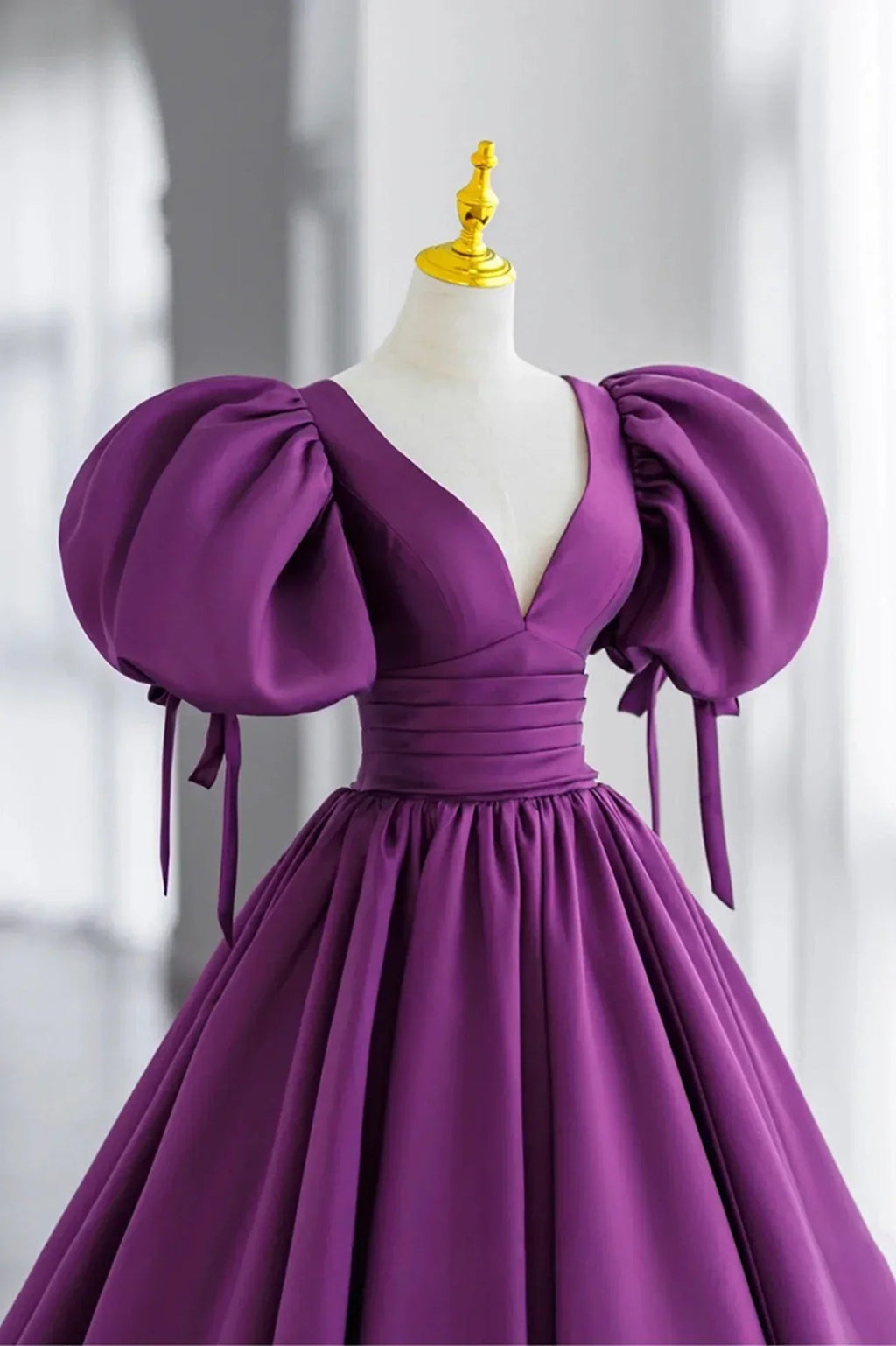Langes Ballkleid aus Satin mit violetten Puffärmeln und V-Ausschnitt Abendkleid Y856