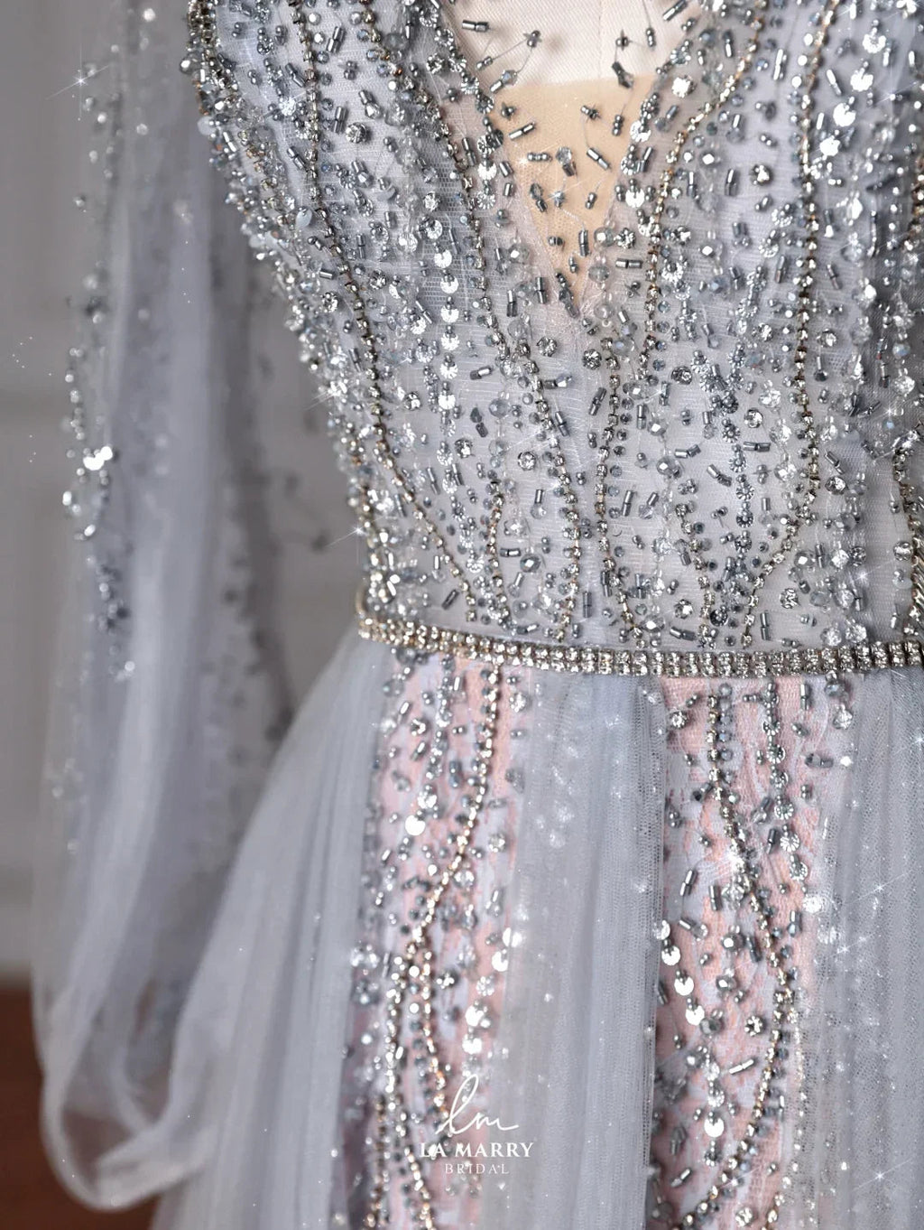 Elegante abito da sera blu con scollo a V, paillettes, perline e tulle, linea ad A, senza schiena Y8644