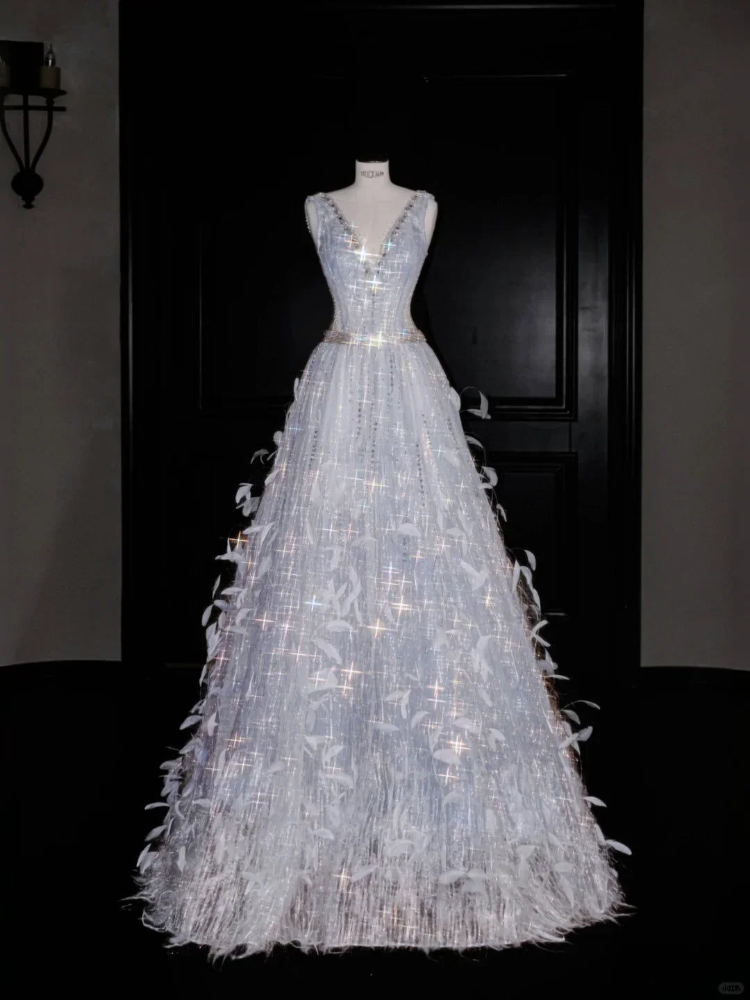 Vestido de Festa com Decote em V, Tule, Contas e Penas, Corte em A, Vestido de Noite Y8682