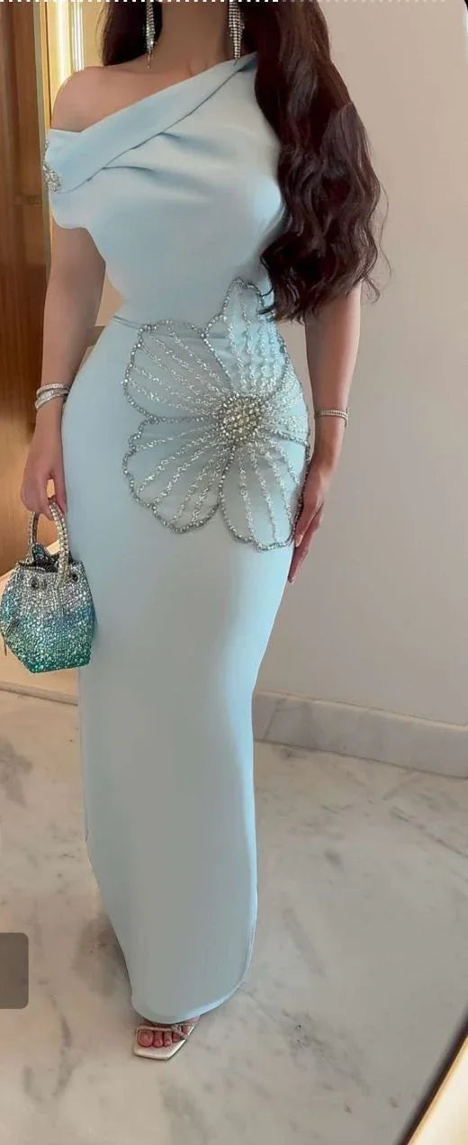 Elegante abito da sera blu in raso con una spalla e perline Y8260