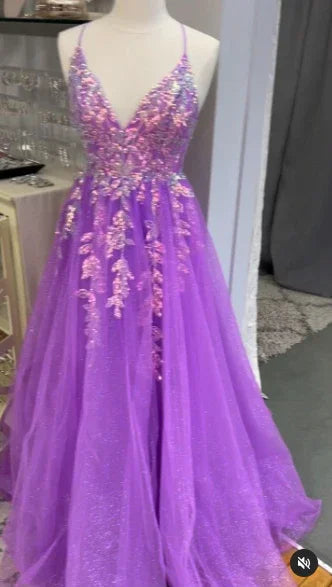 Vestido largo de fiesta morado con escote en V, aplicaciones de encaje de tul y abertura alta para la noche Y7847