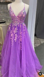 Vestido largo de fiesta morado con escote en V, aplicaciones de encaje de tul y abertura alta para la noche Y7847