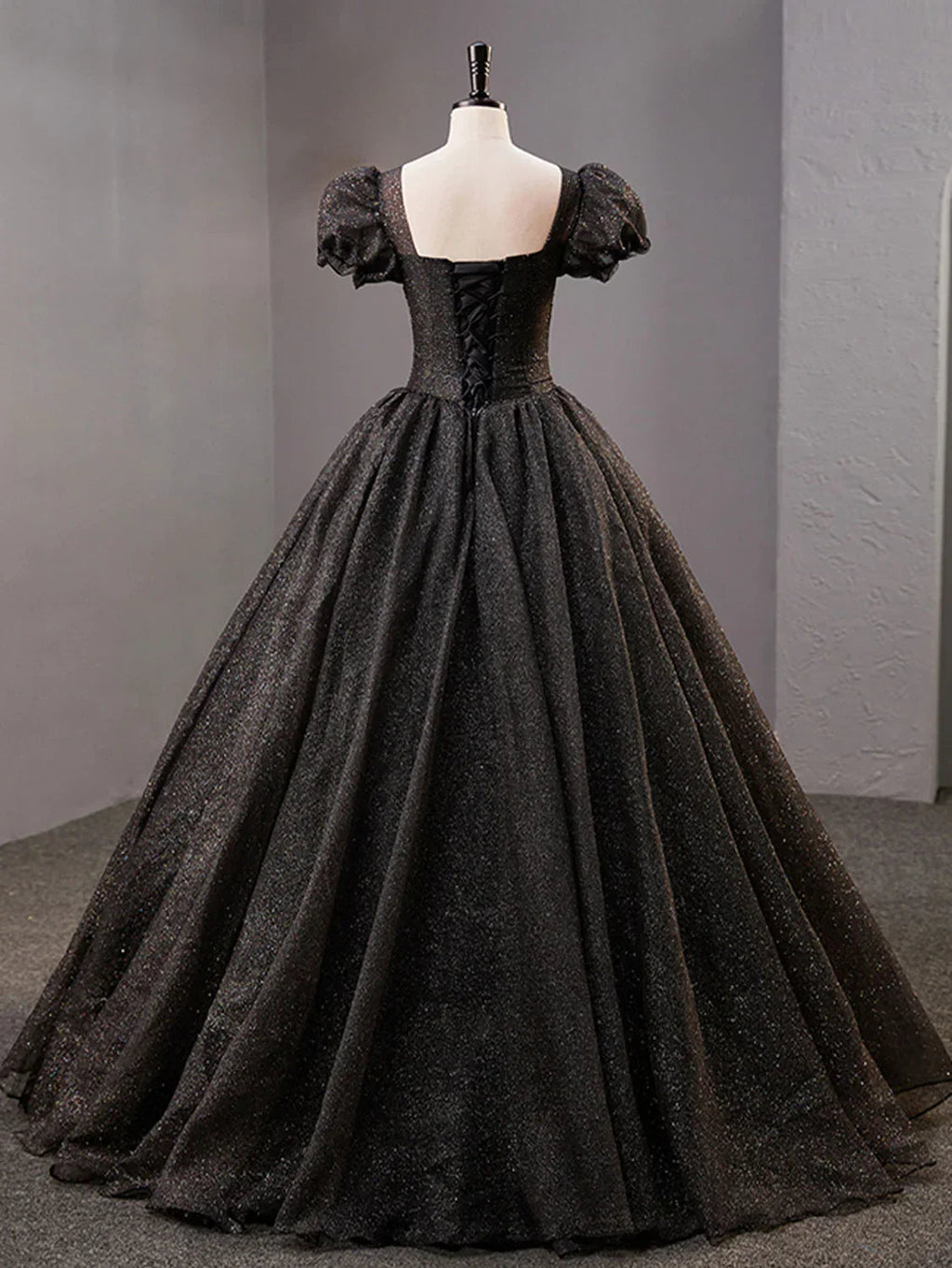 Abito lungo da sera nero lucido con scollo quadrato e tulle Y4386
