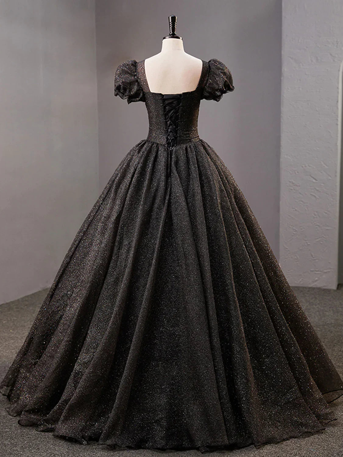 Abito lungo da sera nero lucido con scollo quadrato e tulle Y4386