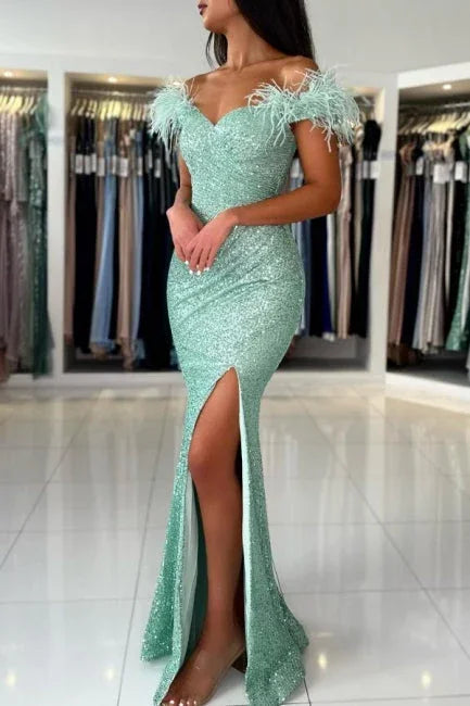 Abito da sera verde chiaro con spalle scoperte, spacco frontale e paillettes