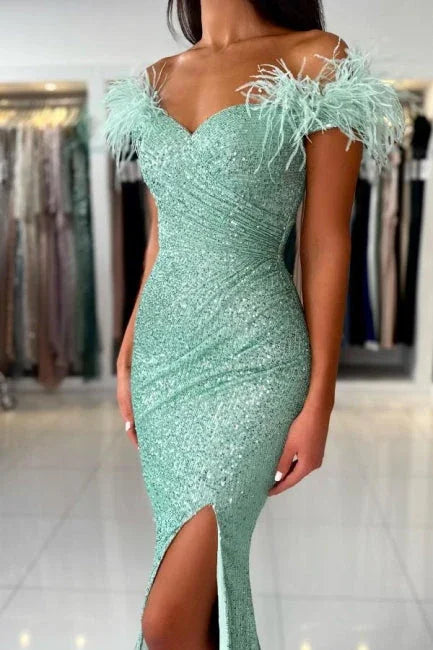 Abito da sera verde chiaro con spalle scoperte, spacco frontale e paillettes