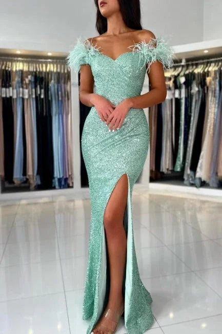 Abito da sera verde chiaro con spalle scoperte, spacco frontale e paillettes