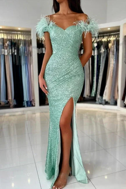 Abito da sera verde chiaro con spalle scoperte, spacco frontale e paillettes
