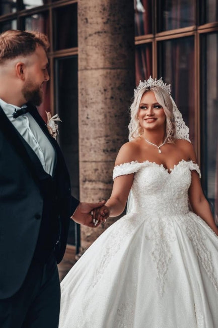 Schulterfreies, herzförmiges Ballkleid mit Applikationen