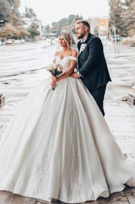 Schulterfreies, herzförmiges Ballkleid mit Applikationen