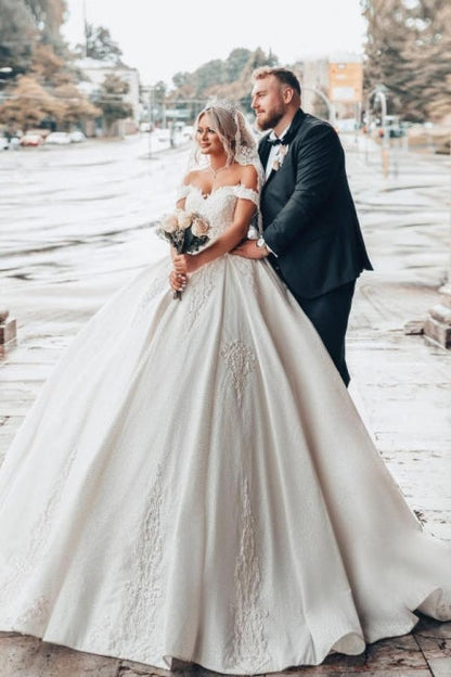 Schulterfreies, herzförmiges Ballkleid mit Applikationen
