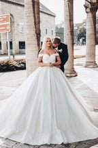 Schulterfreies, herzförmiges Ballkleid mit Applikationen