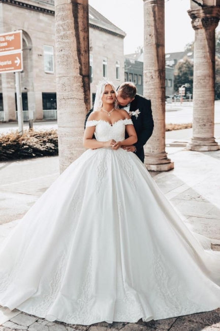 Schulterfreies, herzförmiges Ballkleid mit Applikationen